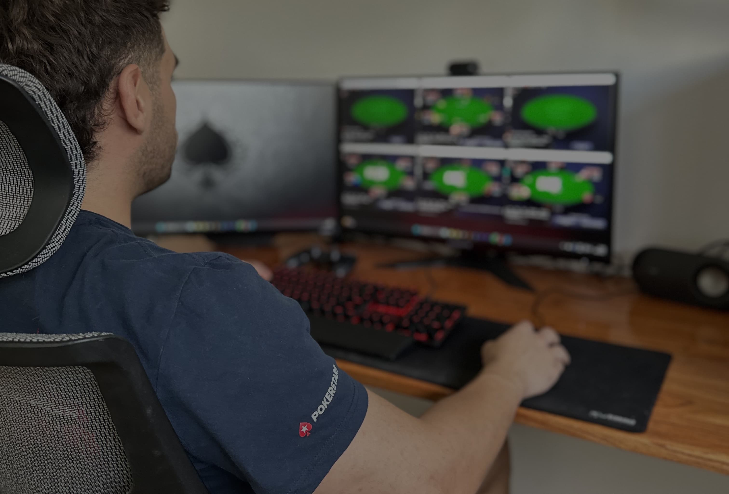 Jugador de póker frente a una sesión online, usado como referencia visual de Yoga4Poker.