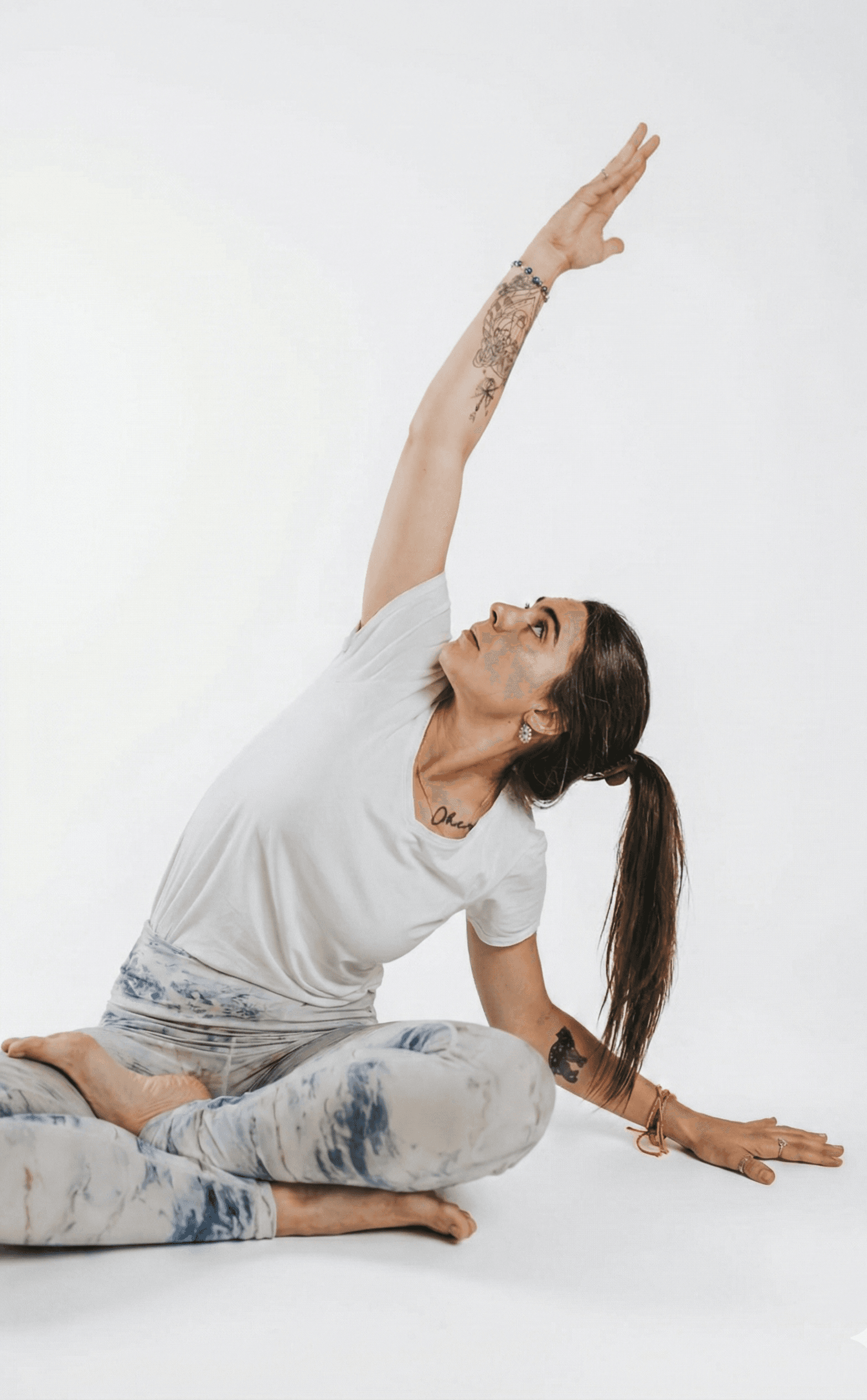 Lorena en una practica de yoga al aire libre.
