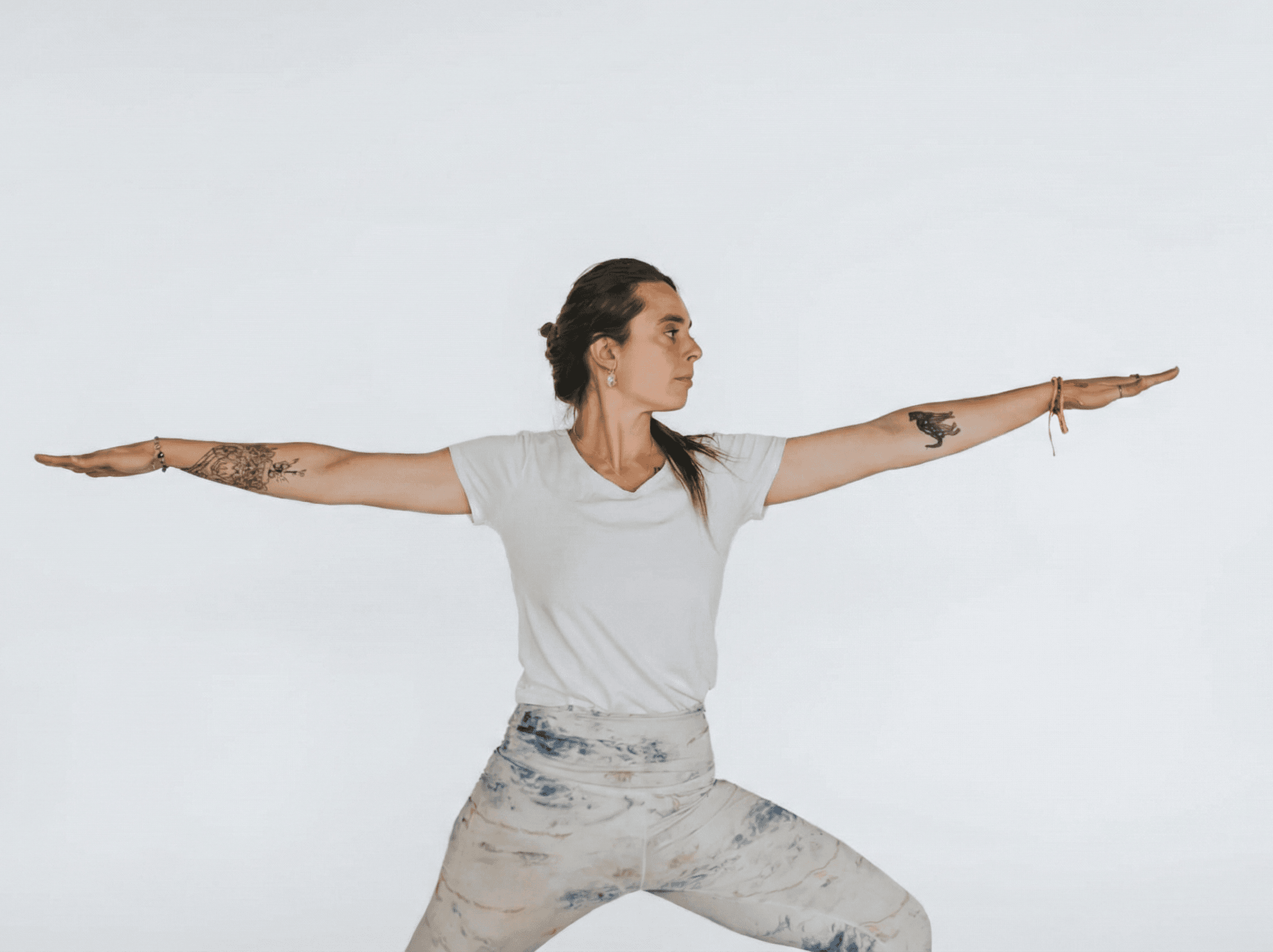 Lorena en una postura de yoga sobre una esterilla.